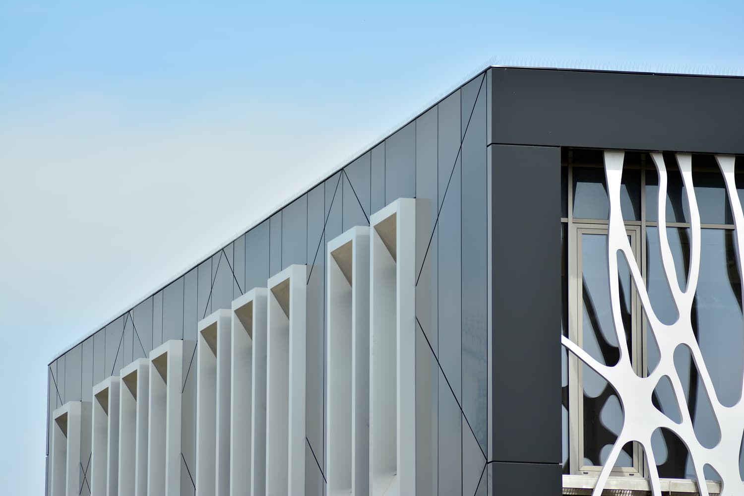 Office building facade of glass and aluminium panels